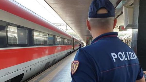 Gli agenti della Polfer sono riusciti a individuare e fermare il rapinatore (foto di repertorio)