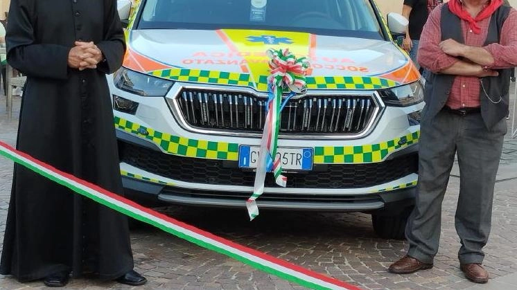 Autorità locali e comparse di Peppone e don Camillo hanno partecipato alla chiusura della sagra di San Genesio a Brescello, inaugurando due nuovi automezzi per la Croce azzurra. La donazione è stata possibile grazie al contributo di aziende e associazioni locali, con l'obiettivo di potenziare i servizi di soccorso e trasporto ospedaliero.