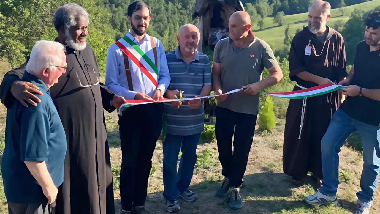 Il taglio del nastro del Sentiero dello Spirito con il sindaco di Sarsina Enrico Cangini