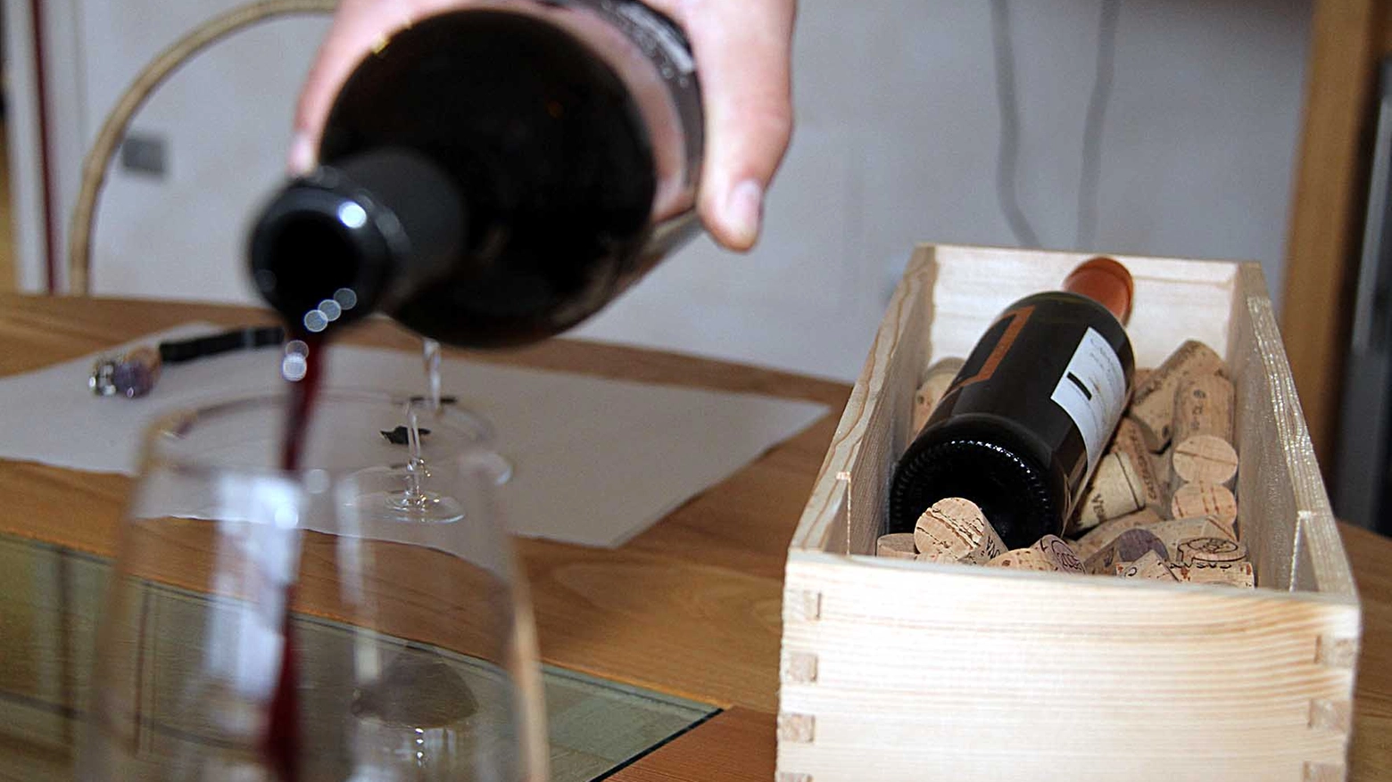 Anche 15mila euro per una bottiglia di vino che spacciavano come pregiato, ma era falso