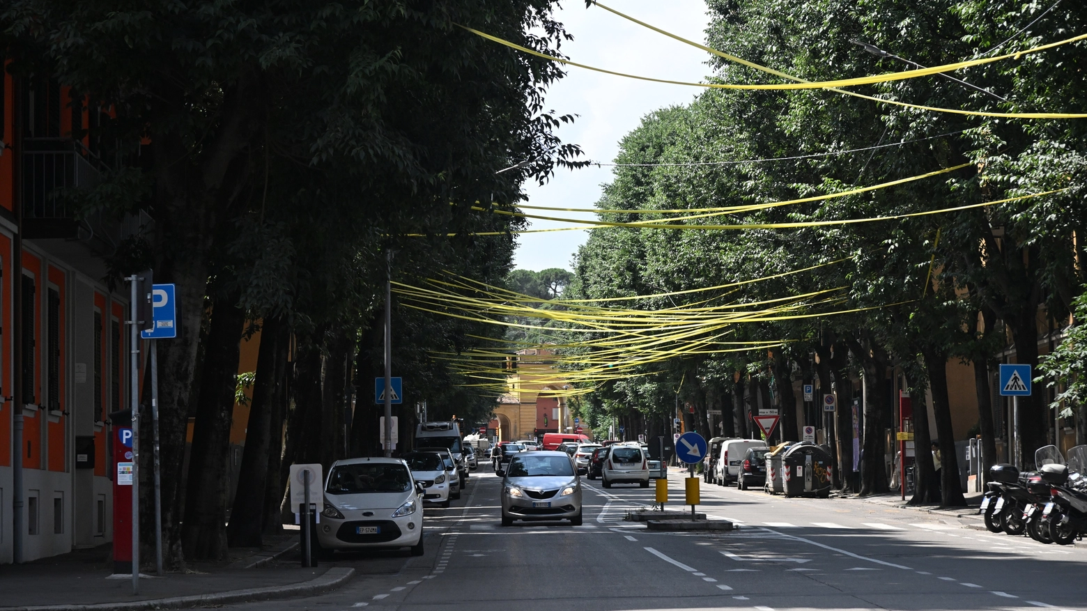Il nastro giallo a Bologna lungo le strade attraversate dal Tour de France nella giornata di domenica 30 giugno (Schicchi)