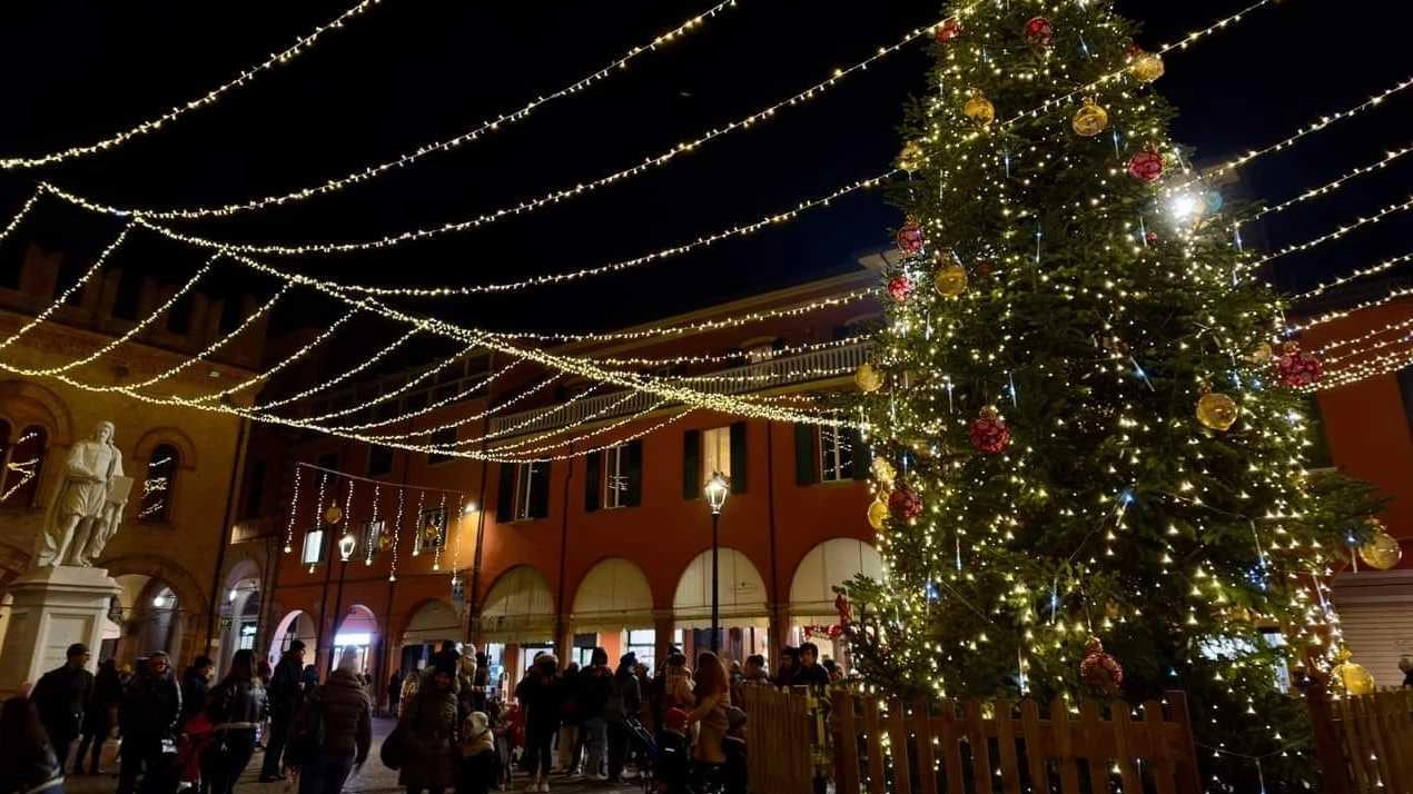 L’albero di Natale è stato accesso ieri pomeriggio in piazza Guercino, a Cento