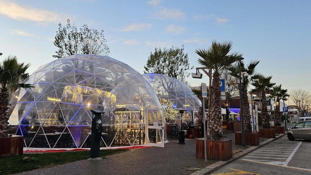 Le cupole al Summer Rimini cafè sul lungomare Tintori, tra la spiaggia e il Grand Hotel