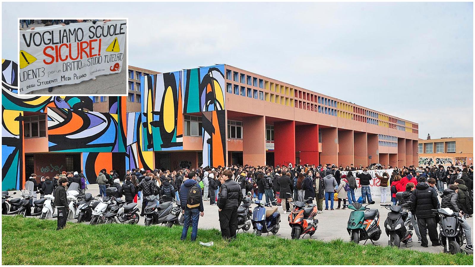 Scuola, finestra cade su studente: la protesta al Campus di Pesaro