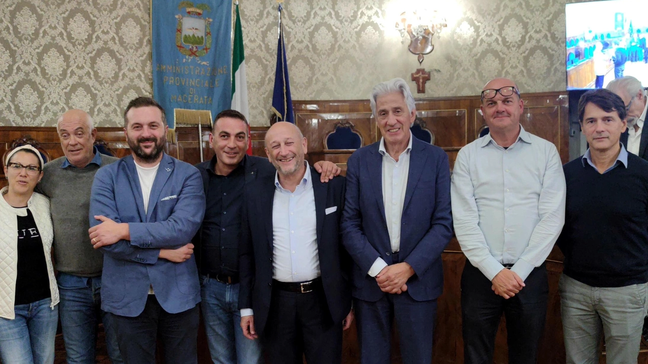 Alcuni consiglieri provinciali uscenti con il presidente Sandro Parcaroli