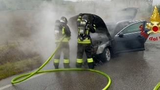 Meldola, auto prende fuoco sulla Bidentina: illeso il conducente