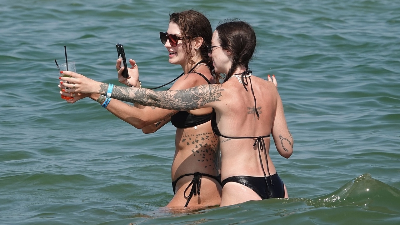 Due turiste felici in acqua, nel mare Adriatico