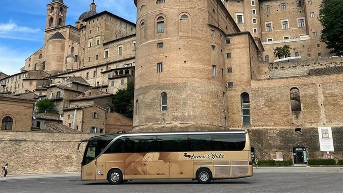 Il bus torna indietro per due ragazze e oltre 40 persone fanno ritardo