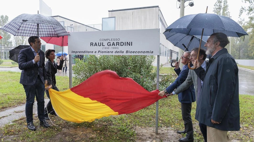 Intitolato a Gardini l’edificio di Marina che ospita il Centro di ricerca Ambiente, energia e mare. L’emozione di Maria Speranza e Ivan