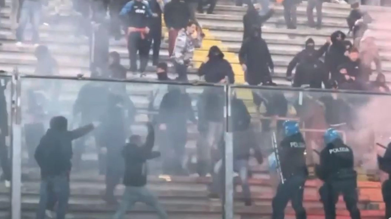 Scontri tra tifosi durante Padova-Catania