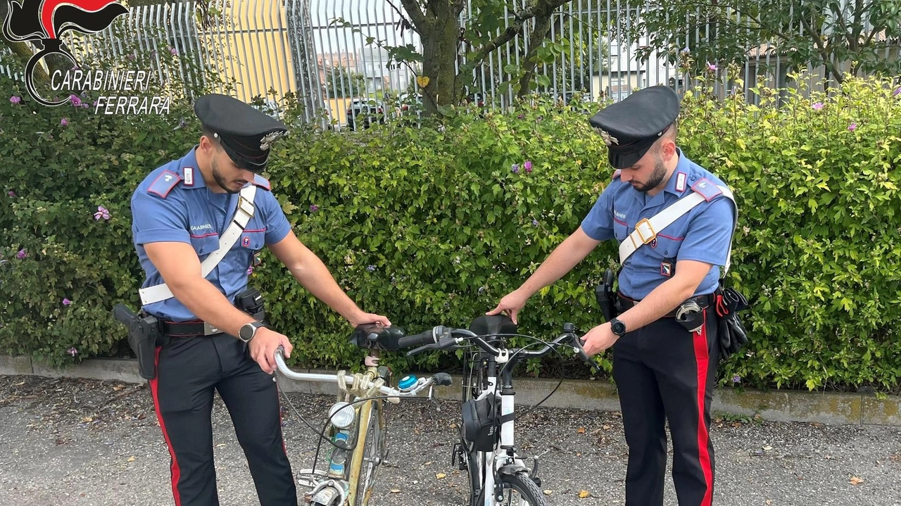 Due studentesse universitarie denunciano il furto delle loro biciclette a Verona. Dopo una ricerca sui social, individuano i ladri che le stavano vendendo su Telegram. Con l'aiuto dei carabinieri, riescono a recuperarle e i venditori vengono denunciati per ricettazione.