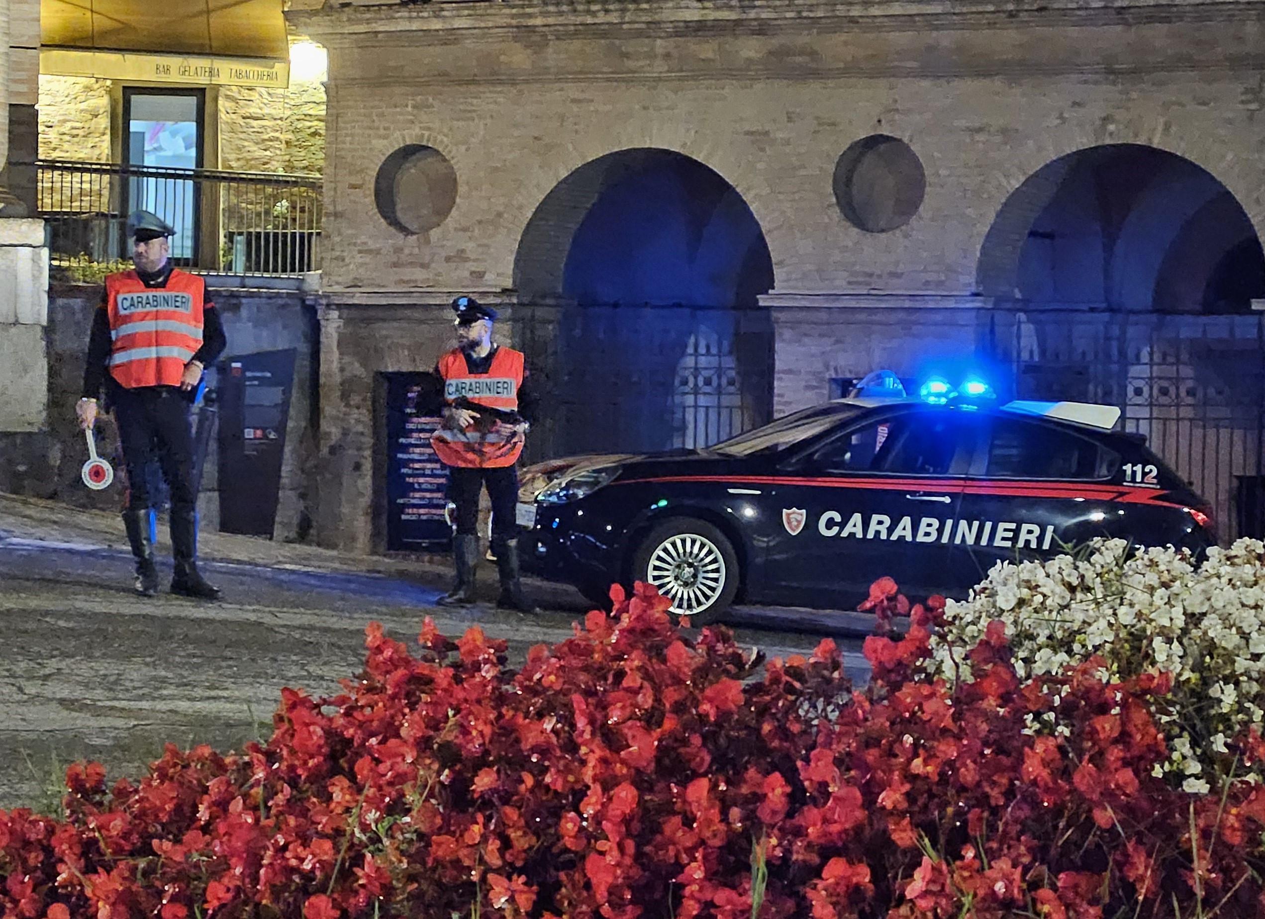 Ruba alcolici al supermercato, i commessi lo bloccano: arrestato un 62enne