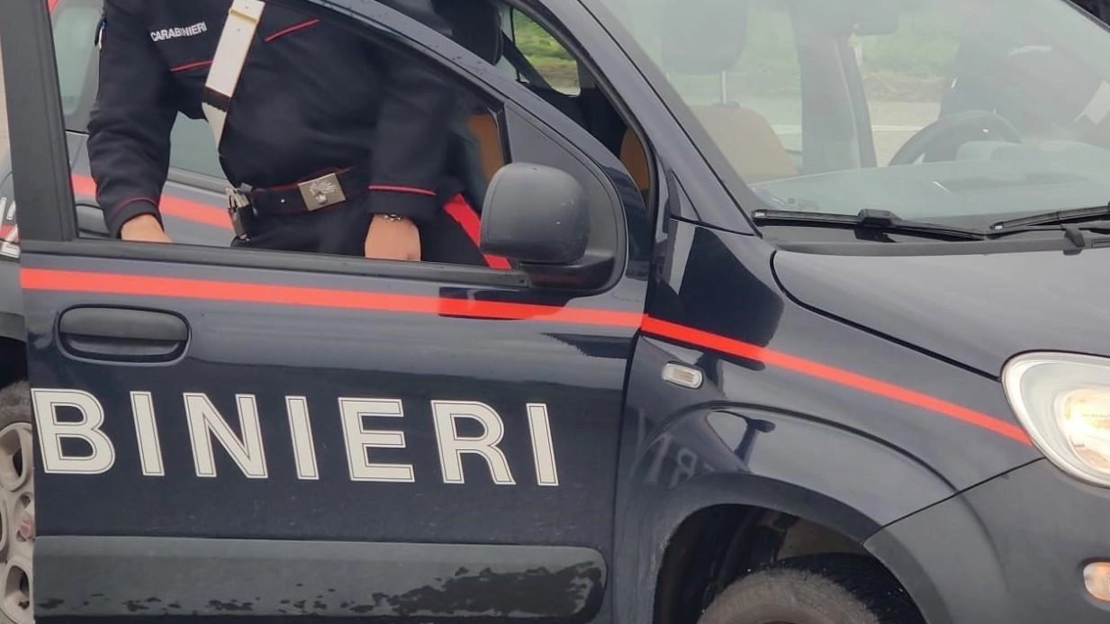 Carabinieri a Ferrara sorprendono automobilista ubriaco e studente che si spaccia per avvocato. Denunce per guida in stato di ebbrezza e usurpazione di titoli.