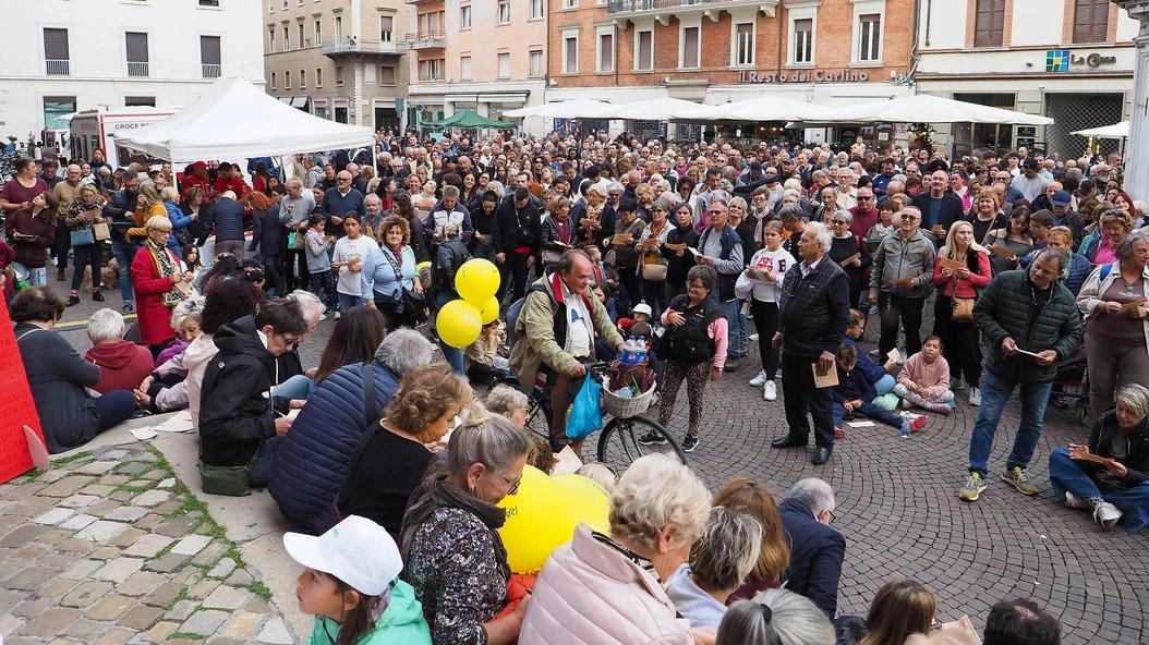 Piazza gremita per l’evento tra musica, giochi e l’estrazione dei premi . Il vincitore dei mille euro: "Li spenderò in libri e serate al cinema".