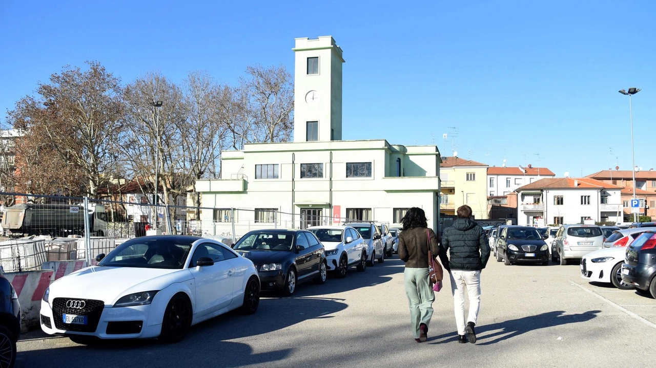 La proteste di pendolari e studenti che, a causa dei lavori, faticano a trovare posti auto. La critica ricorrente: "Sulla carta ci sono ma in concreto è come risolvere un puzzle".