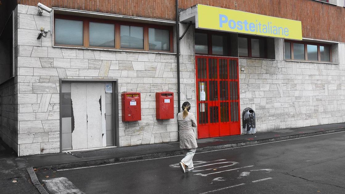 Vigilanza alle Poste in stazione. Già revocata la guardia giurata. I dipendenti: "Abbiamo paura"