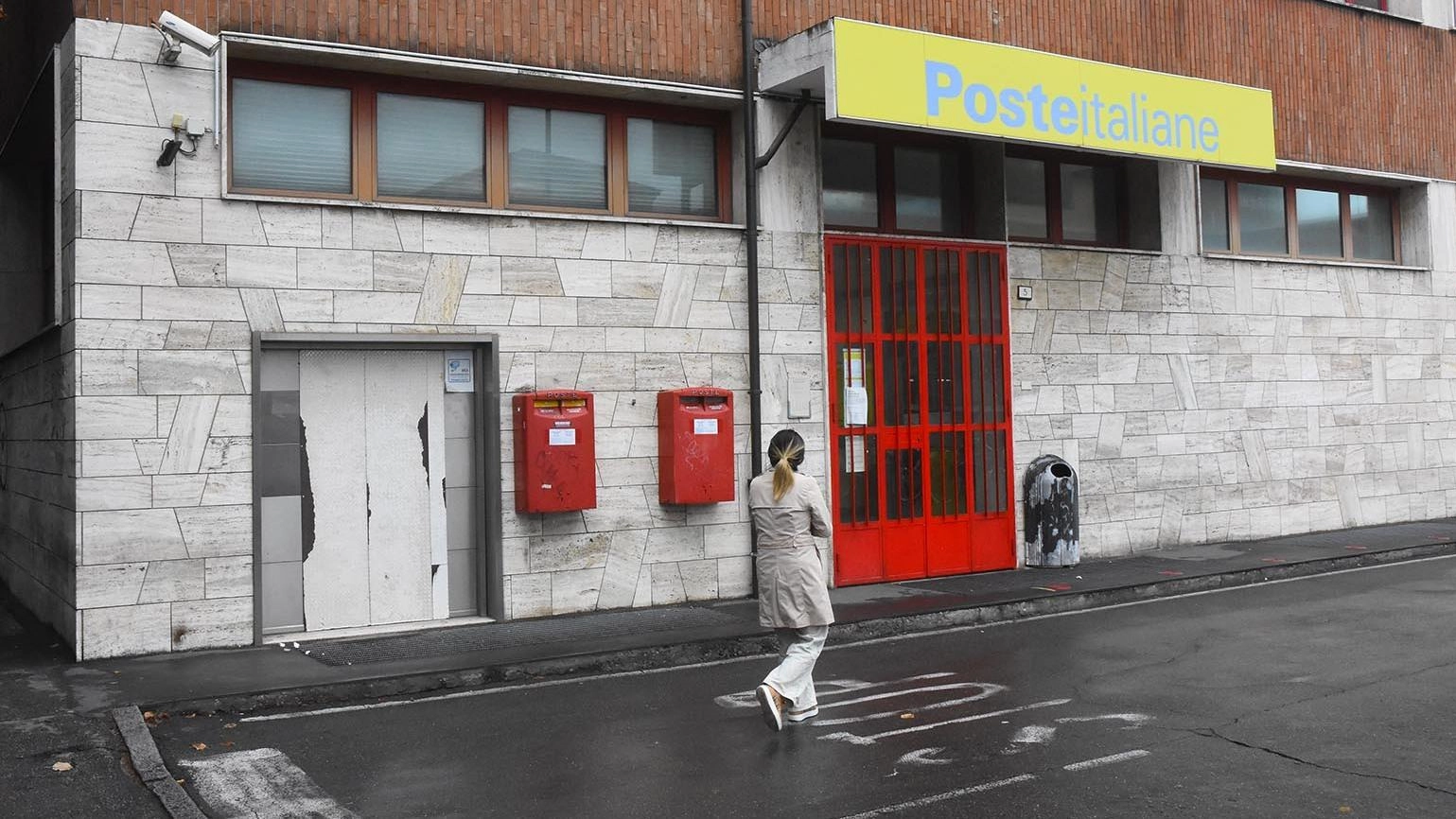 Vigilanza alle Poste in stazione. Già revocata la guardia giurata. I dipendenti: "Abbiamo paura"