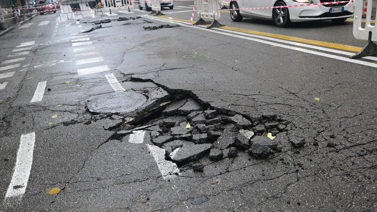 In via Murri la pressione dell'acqua nelle fognature ha fatto esplodere l'asfalto