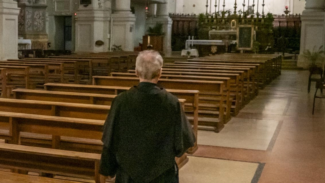 Un frate all’interno della chiesa di San Francesco (foto Tedioli)