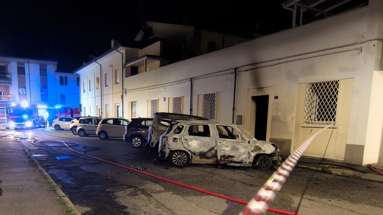 Gli effetti del raid della notte scorsa in via Marescotti a Lugo 