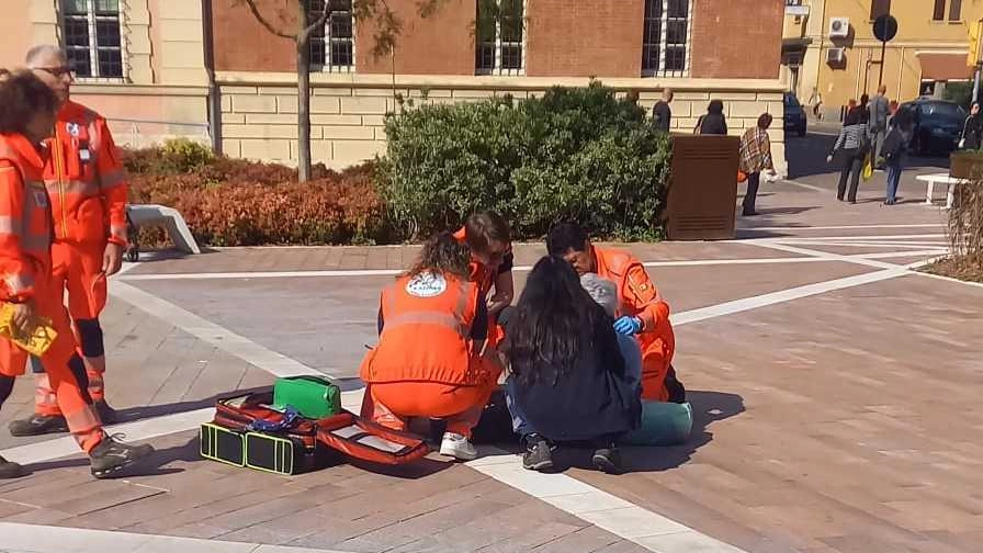 La signora inciampata in piazza Bracci soccorsa dall’ambulanza del 118