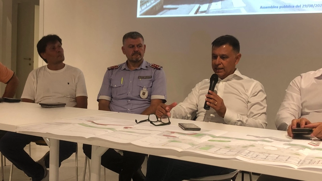 Un momento dell’incontro con i residenti della zona della stazione agli ex Capannoni Rossini