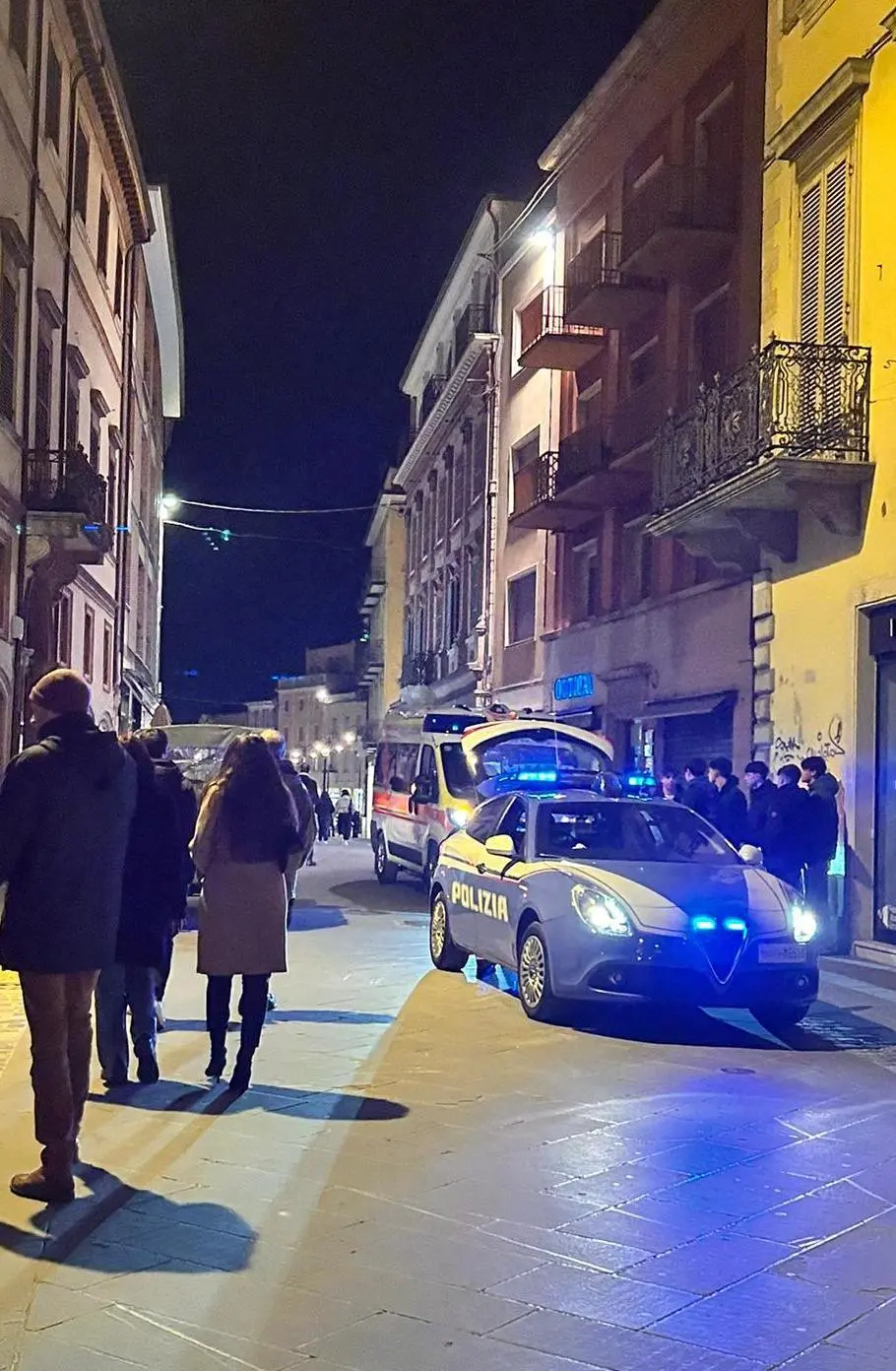 Accoltellato a 17 anni dal branco a Rimini, 5 giovanissimi accusati di tentato omicidio aggravato