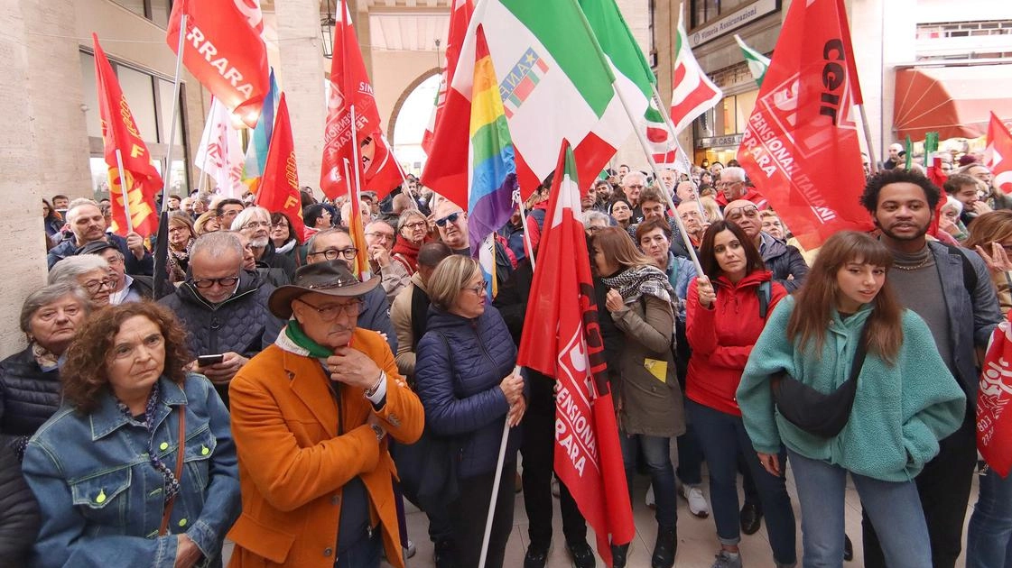 In centinaia alla manifestazione organizzata da una sessantina tra partiti e associazioni. Cassoli (Anpi): "Difendiamo la democrazia". Tagliati (Cgil): "Squadristi, inaccettabile". .