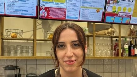 Elena Lippi, barista di Casa Madie, prepara ogni giorno 150 tazzine di caffè, ma nel fine settimana i volumi raddoppiano