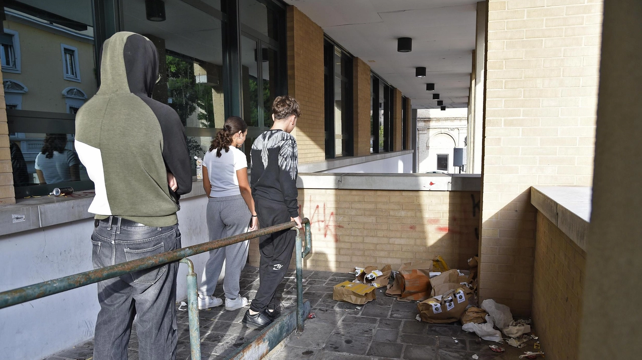 I resti del bivacco al centro direzionale di via Carducci: trovate bottiglie rotte, sporcizia e siringhe (foto Calavita)