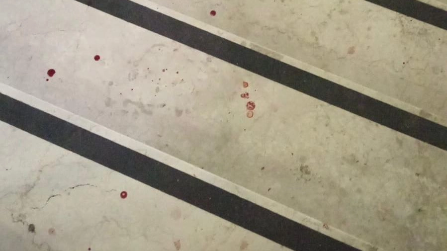 Via delle Costellazioni, la polemica: "Cocci di vetro e macchie di sangue sulle scale del nostro condominio"