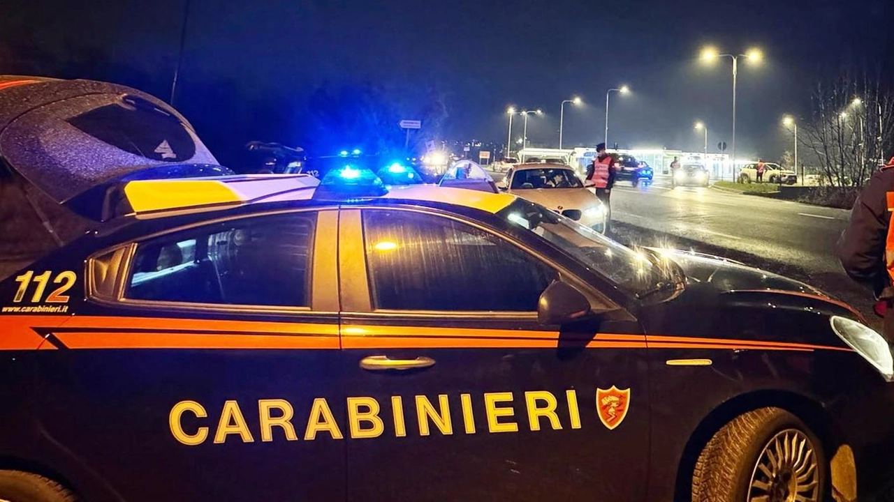 Durante controlli stradali a Reggio Emilia, quattro persone sono state sorprese guidare in stato di ebbrezza, mentre sei sono state trovate in possesso di droga. Patenti ritirate e denunce in arrivo.