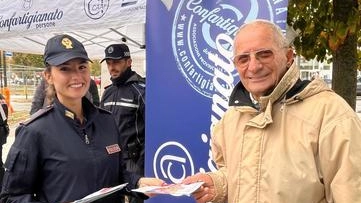 La polizia al gazebo allestito da. Anap-Confartigianato