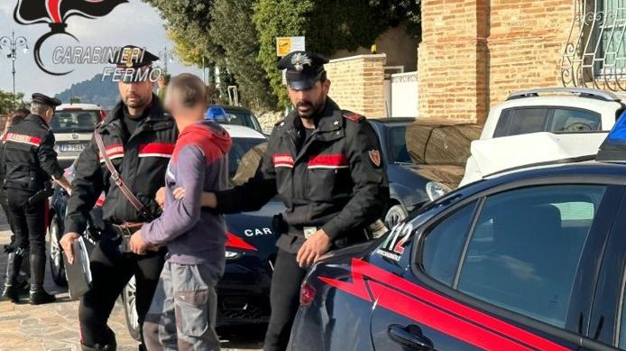 Furti negli appartamenti, arrestata coppia di ladri: trovati soldi, oro e gioielli