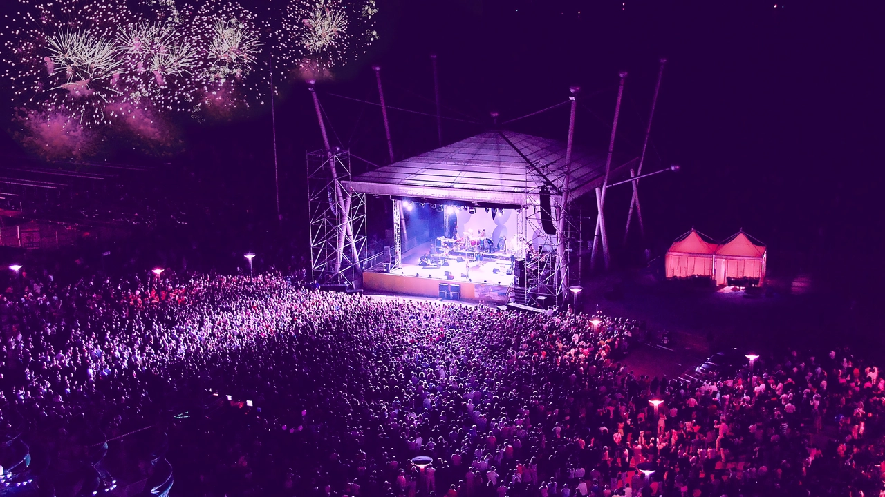 Si balla e si canta con i big della musica. Un pieno di energia con le albe in rosa, i 70 anni di "Romagna Mia" e il grande flash mob