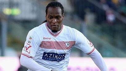 Il bomber nigeriano fu l’eroe di un’epica promozione con il Carpi in Serie A. Scoperto da Giuntoli, a 32 anni ora ha accettato l’offerta dalla Romagna.