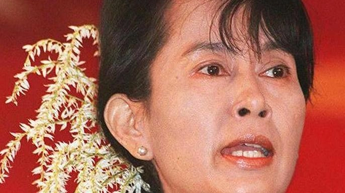 Kim Aris, figlio di Aung San Suu Kyi, visita Casa Cervi a Gattatico per sensibilizzare sulla situazione in Myanmar e chiedere la liberazione della madre, attualmente agli arresti. L'incontro con don Luigi Ciotti di Libera è un appello per la pace e la democrazia nel Paese in lotta contro la dittatura militare.