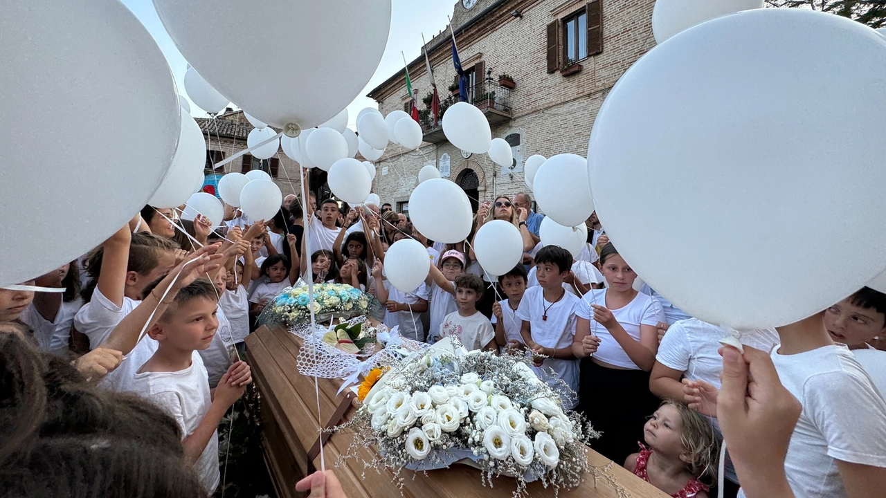 Palloncini bianchi ai funerali di Margherita Salvucci