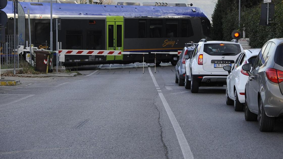 Incubo passaggio a livello. Ambulanze a sirene spiegate bloccate per venti minuti