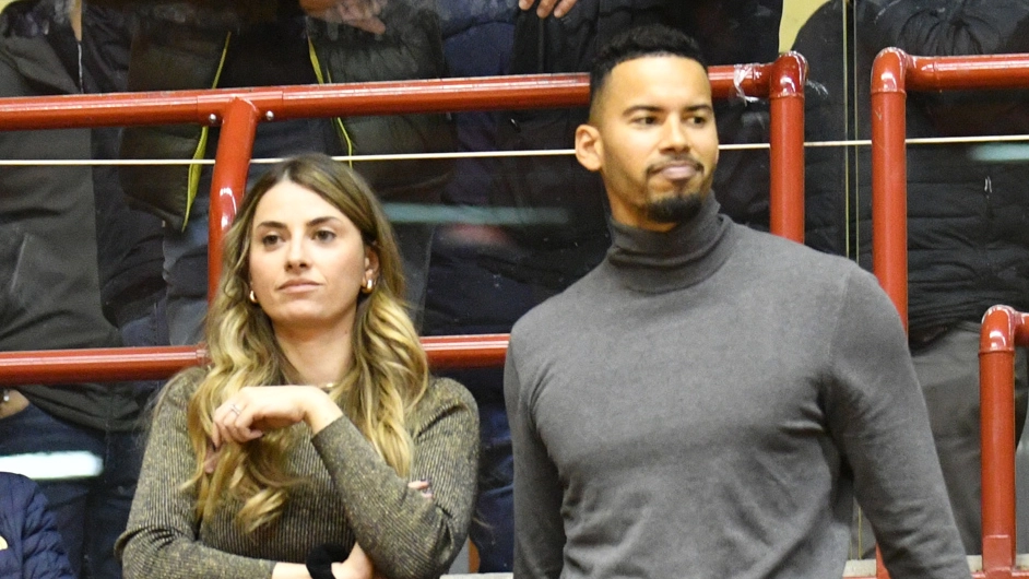 Erik Rush e la moglie Margherita al Palafiera durante una partita, da tifosi