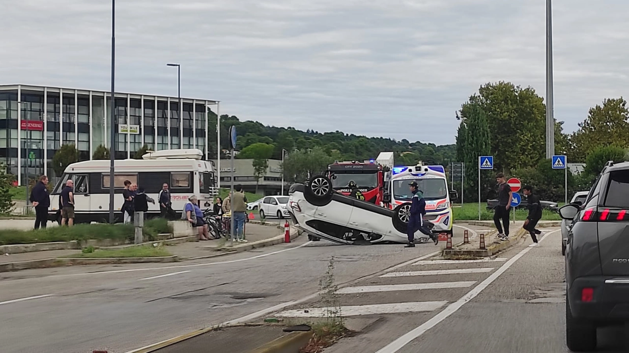 Auto ribaltata in via Gagarin a Pesaro dopo un incidente