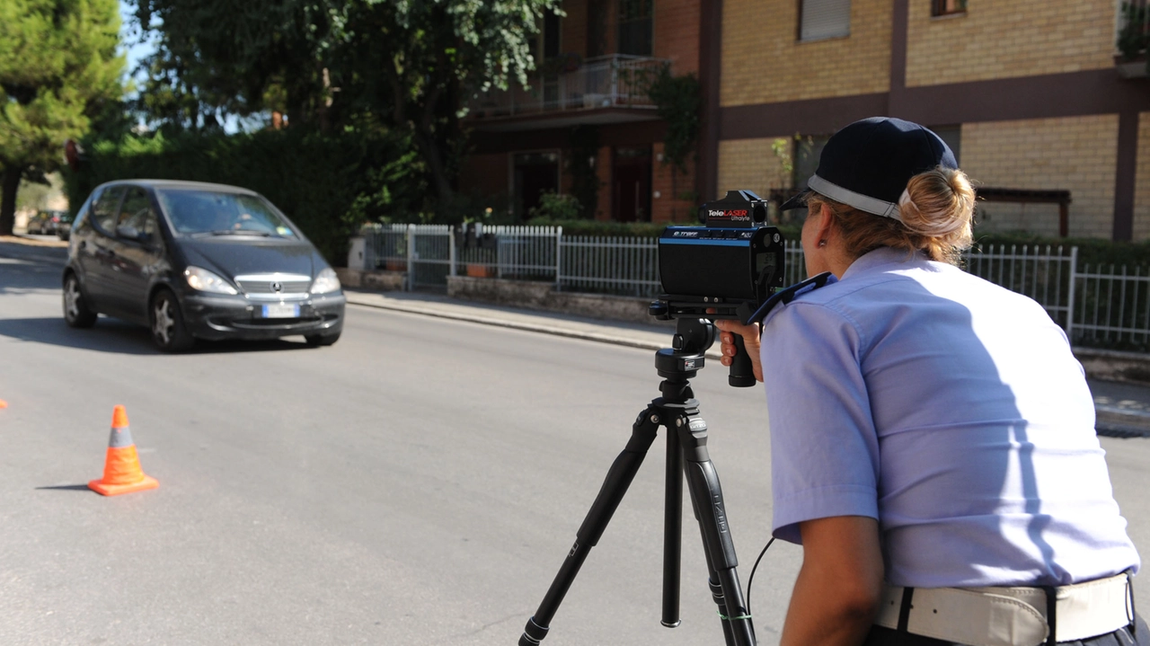 Un’agente della polizia locale impegnata nel controllo della velocità