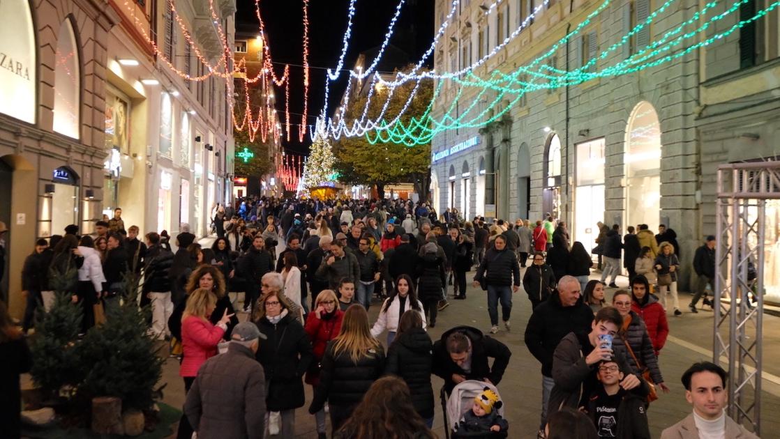 Ancona verso il Natale, via le luminarie col Tricolore sul Corso: “Più arredi tecnologici”