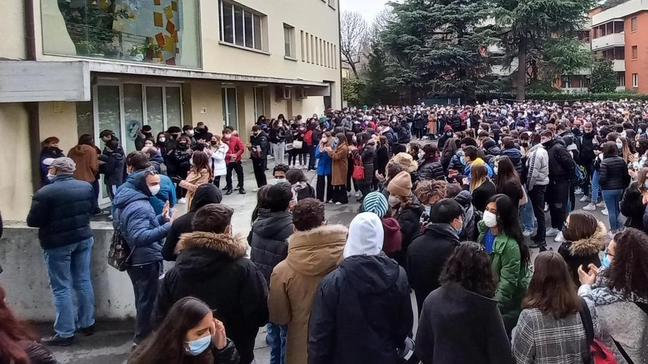 Un momento del dolore di studenti e famigliari davanti allo squarcio lasciato sull’edificio scolastico dall’aereo militare precipitato il 6 dicembre 1990