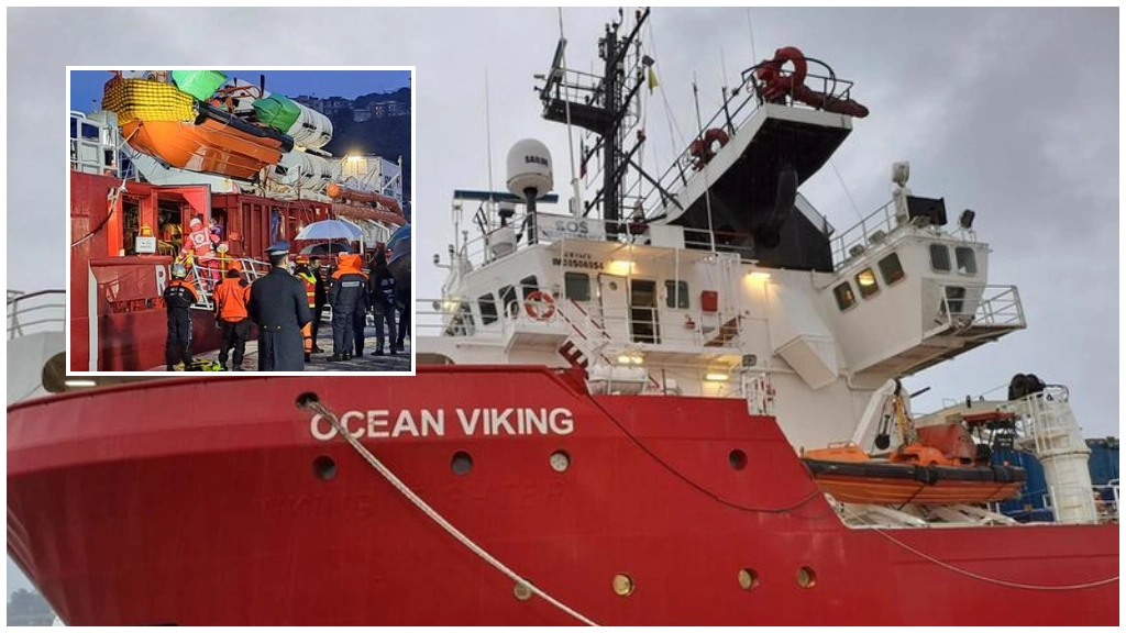 L’arrivo della Ocean Viking e, nel riquadro, l’inizio delle operazioni di sbarco