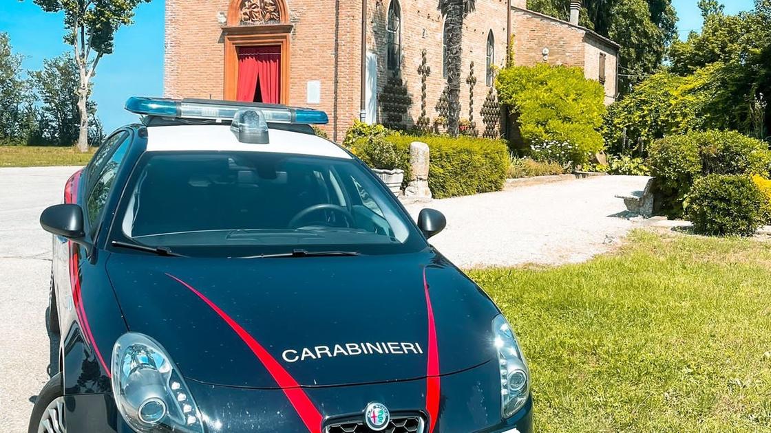 Nuovo codice della strada: al cellulare in auto, via la patente. E lui aggredisce i due carabinieri