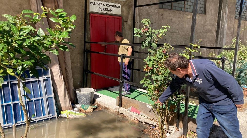 A rischio anche la palestra Persiani. Cede una tubatura dell’acquedotto: strada allagata e disagi al Piano