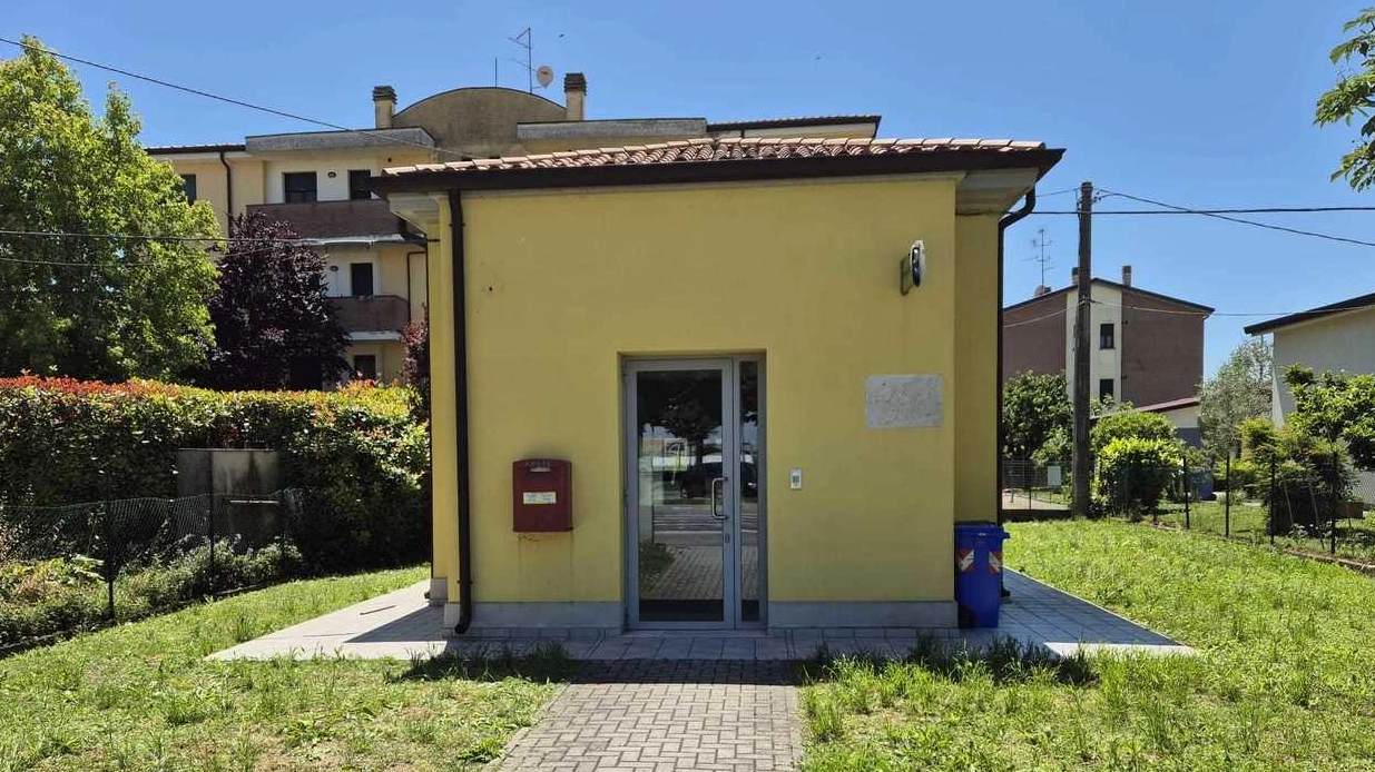 Il piccolo ufficio postale nella frazione mirandolese di Mortizzuolo