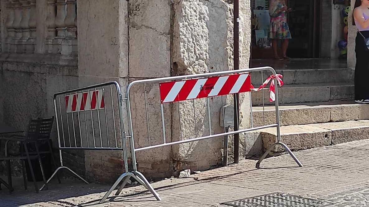 A Urbino, transennato l'angolo tra piazza della Repubblica e via Cesare Battisti per distacco frammenti di pietra dal cornicione del Collegio Raffaello. Autorità intervenute per mettere in sicurezza la zona.