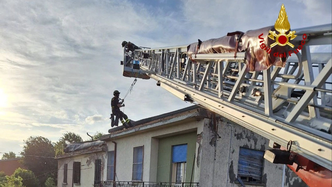 Un intervento dei vigili del fuoco sul tetto di un'abitazione di Melara